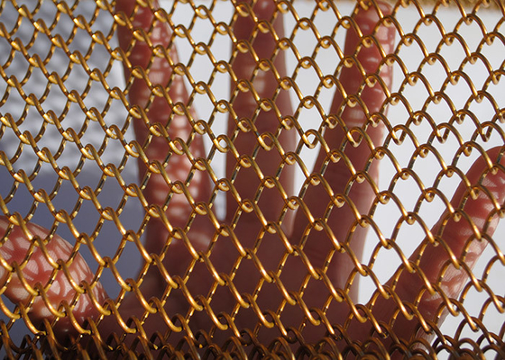 金色の正面の装飾的な金属のコイルの飾り布の螺線形の織り方のカーテン