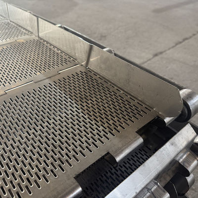 良い価格 熱耐性食品 ステンレス鋼 トンネルオーブンのための孔付きコンベアベルト オンライン