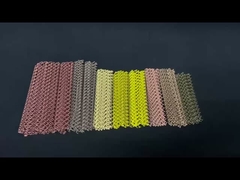 色とりどりの 飾り付け の コイル カーテン