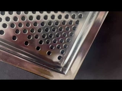 穴をあけたトレイ