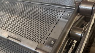 穴が付いているステンレス鋼のスラット チェーン リンクの穴があいた金属板のコンベヤー ベルト